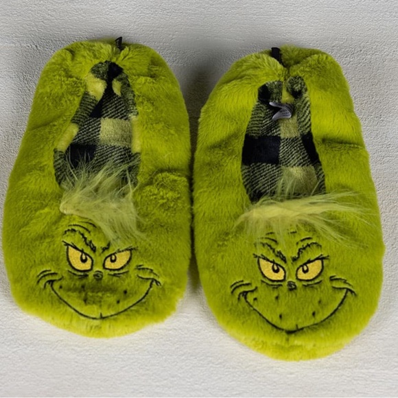 NWT. Grinch fuzzy soft Slipper Socks feature the Grinch’s classic face in green - Picture 1 of 10
